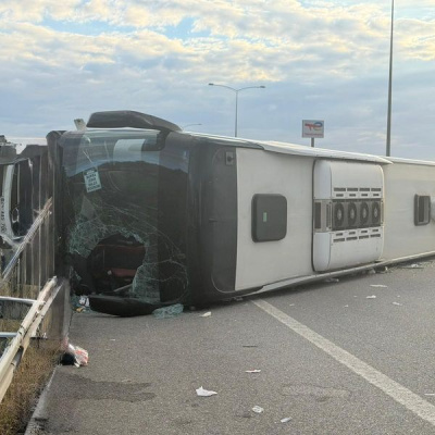 Otobüs devrildi, 25 yaralı var!