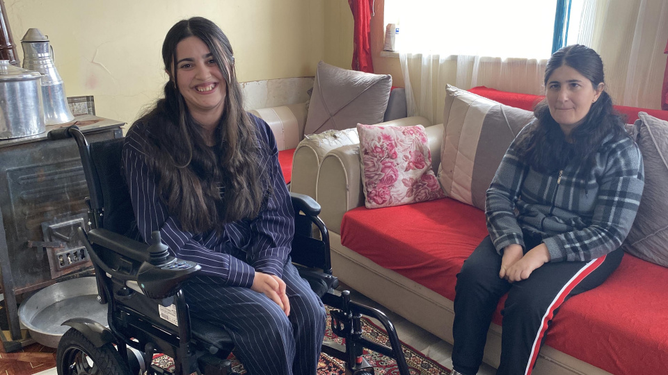 Yıllardır tek sandalyeyi paylaşan kardeşler, artık akülü sandalyeyi de birlikte kullanacak