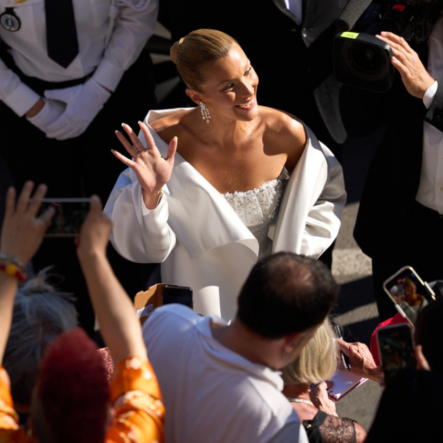 Kırmızı halıda Bella Hadid şov!