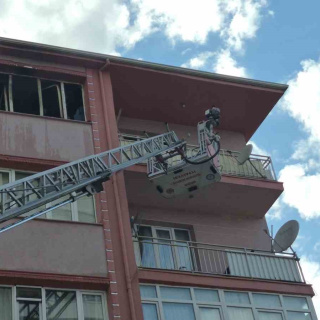 Sürünerek kaçmaya çalışan kadın öldü