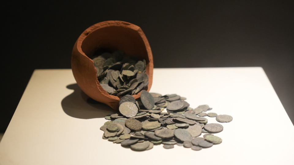 Deniz kumu elerken buldu... 961 adet!