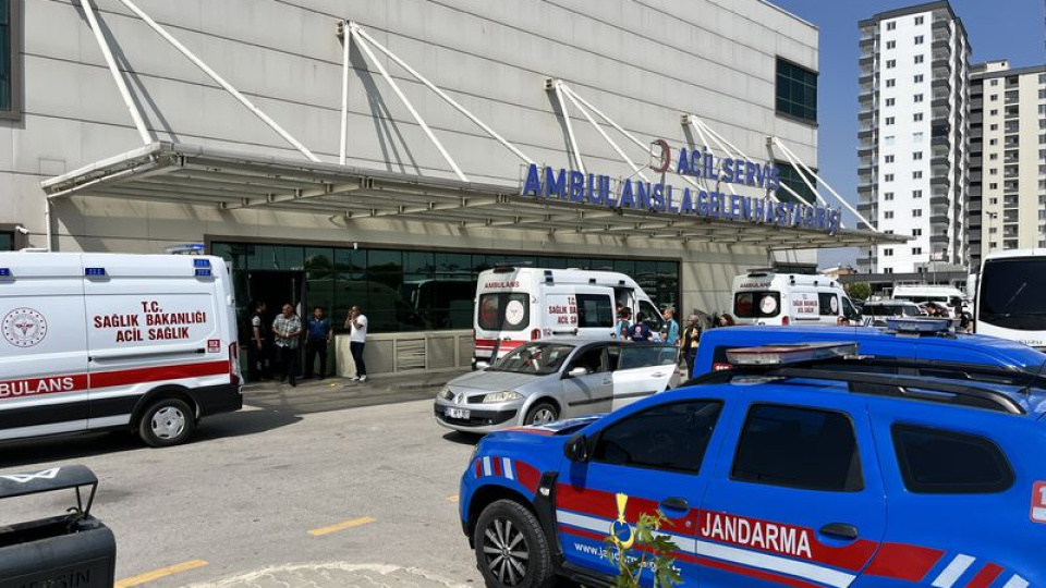 17 yaralı! Rus öğrencilerin servisi devrildi