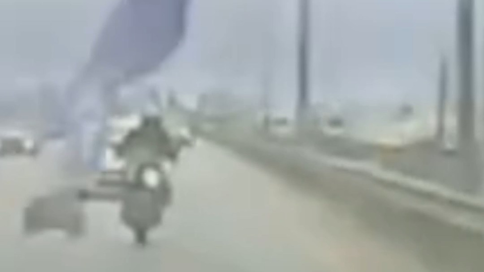 Üst geçitten sarkan afiş çarptı