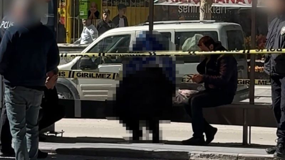 Durakta otururken ölü bulundu