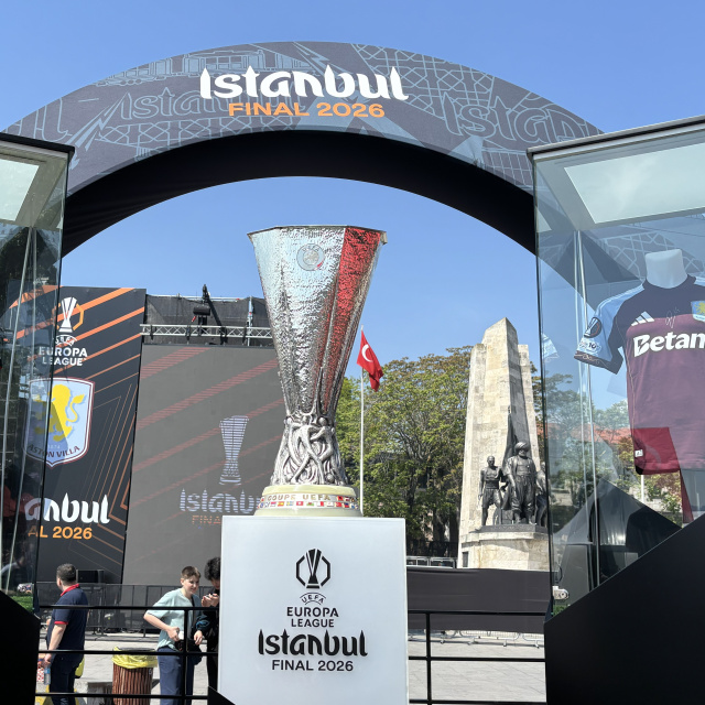 Avrupa Ligi kupası Beşiktaş Meydanı'na getirildi!