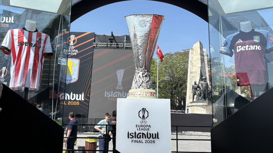 Avrupa Ligi kupası Beşiktaş Meydanı'na getirildi!