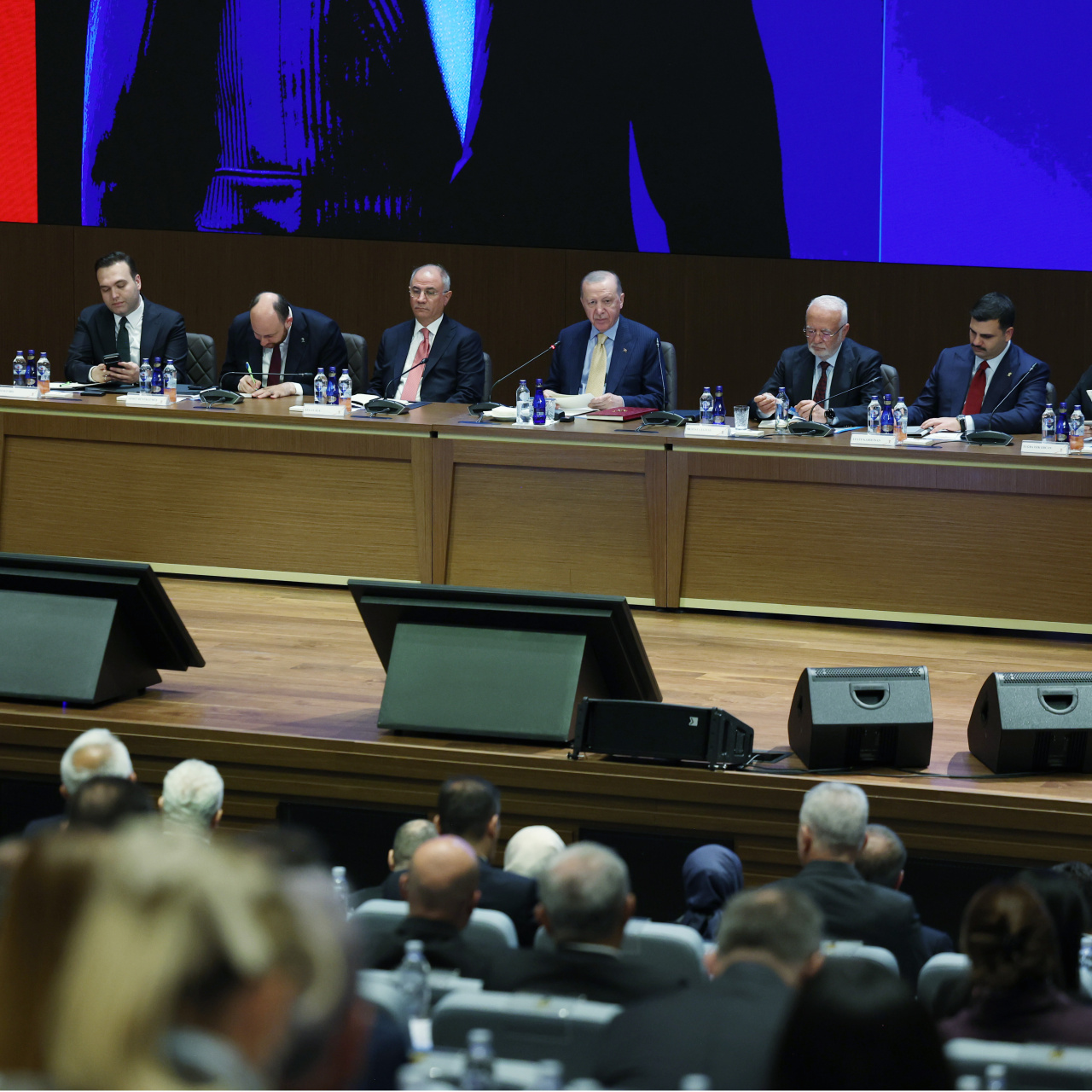 Türkiye'nin Geleceğini Şekillendiren Toplantı: AK Parti MKYK'da Yeni Stratejiler Belirlenecek