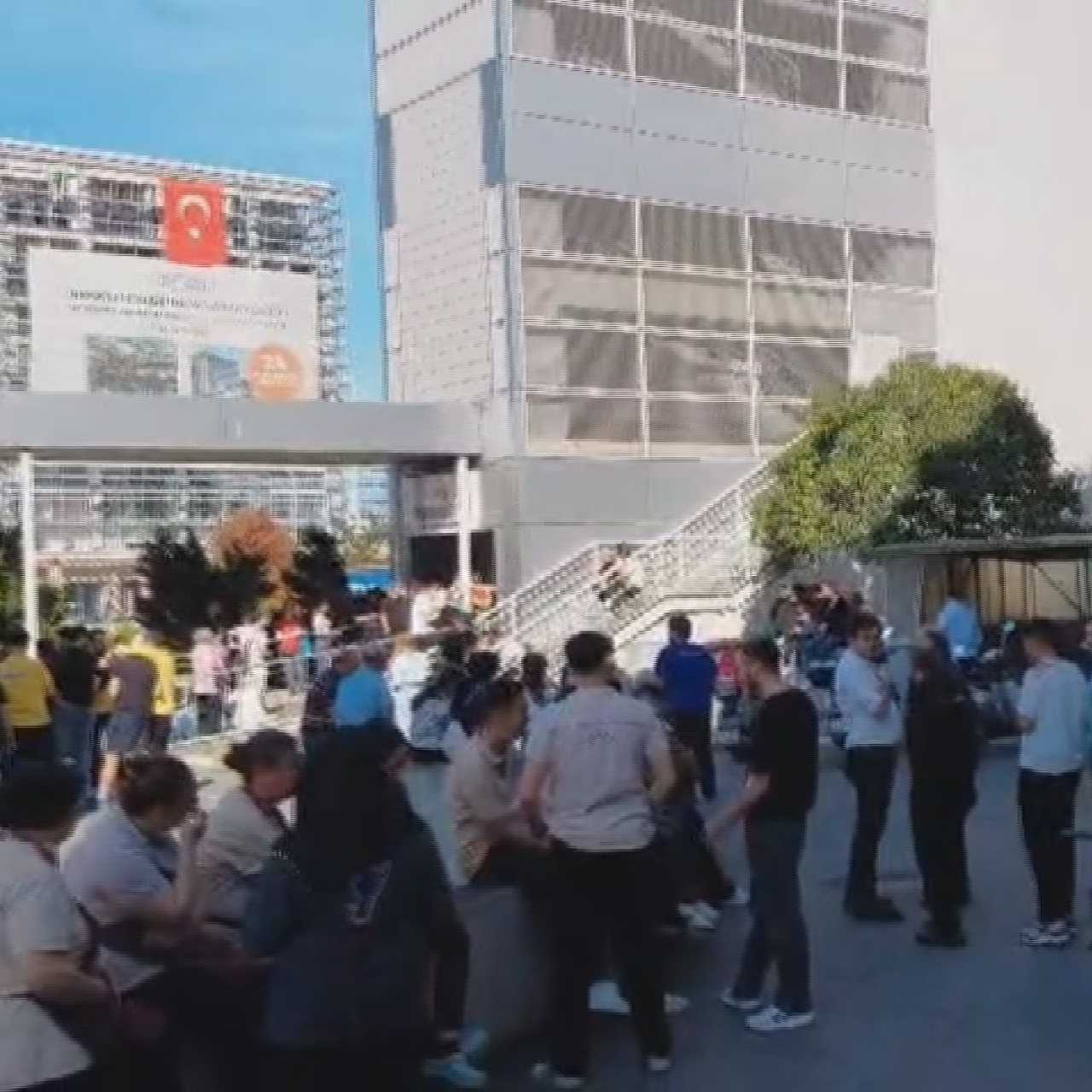 Pendik'te AVM'de yangın