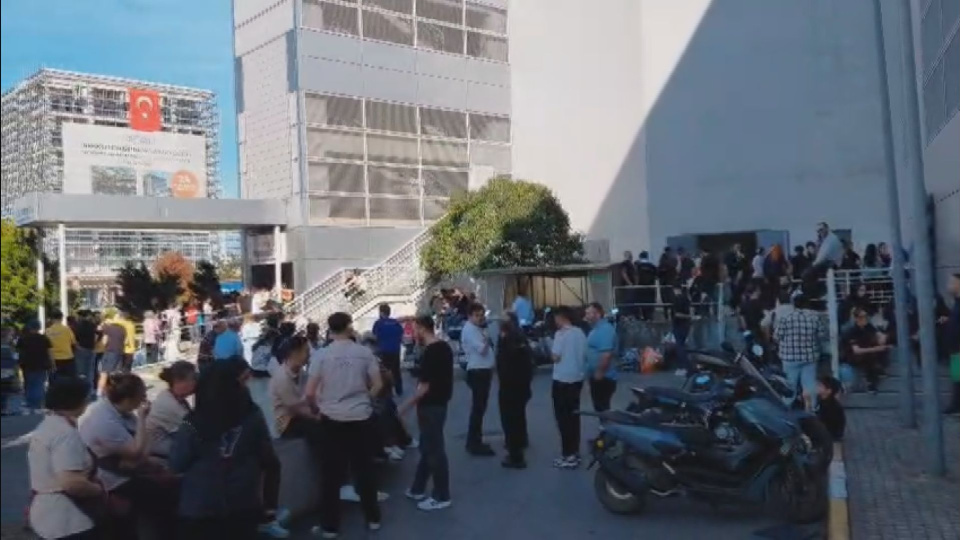 Pendik'te AVM'de yangın