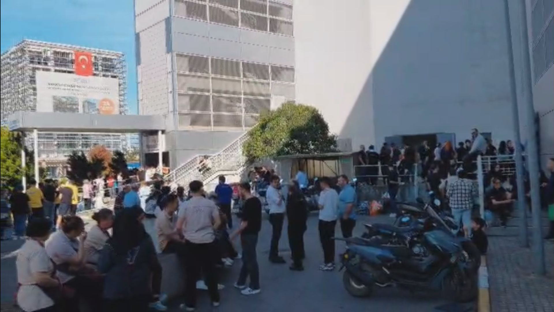 Pendik'te AVM'de yangın paniği: Tahliye başlatıldı