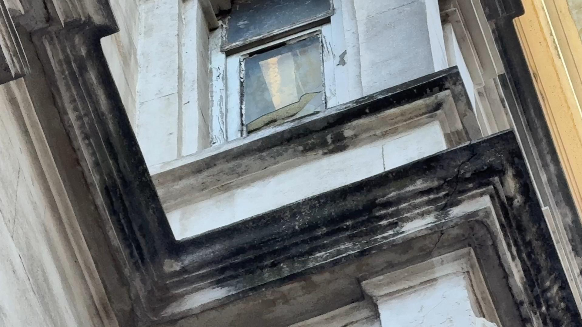Beyoğlu’nda kaldırımda yürürken başına cam düştü; 7 dikiş atıldı