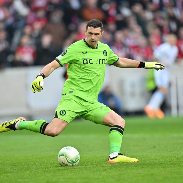 Emiliano Martinez'den Freiburg'a gözdağı!