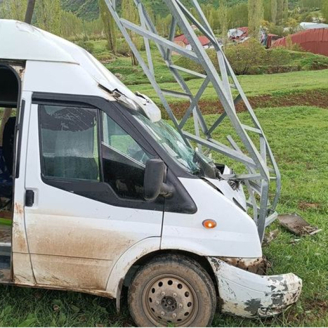 Yolcu minibüsü direğe çarptı: 11 yaralı