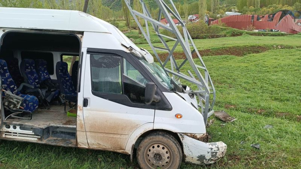 Yolcu minibüsü direğe çarptı: 11 yaralı