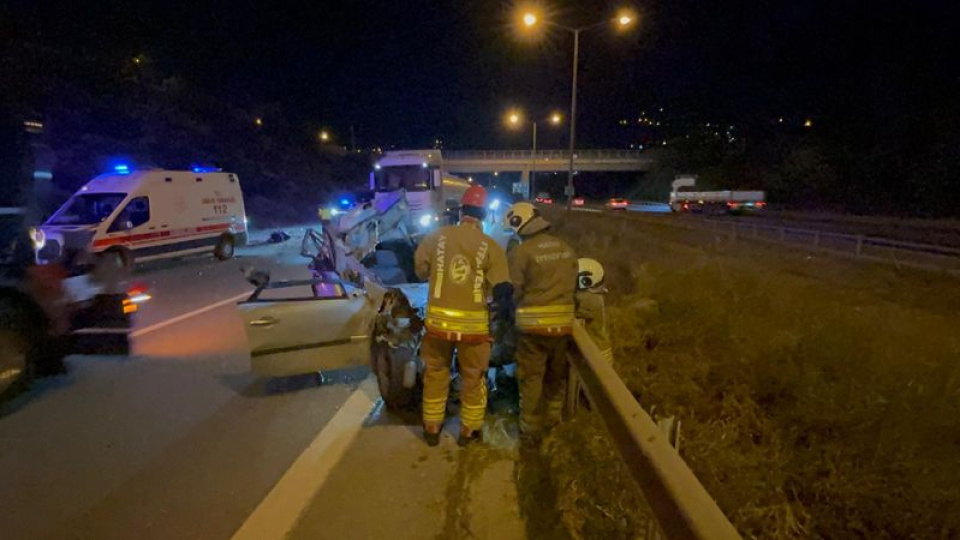 TIR'a çarpan otomobildeki genç kız öldü