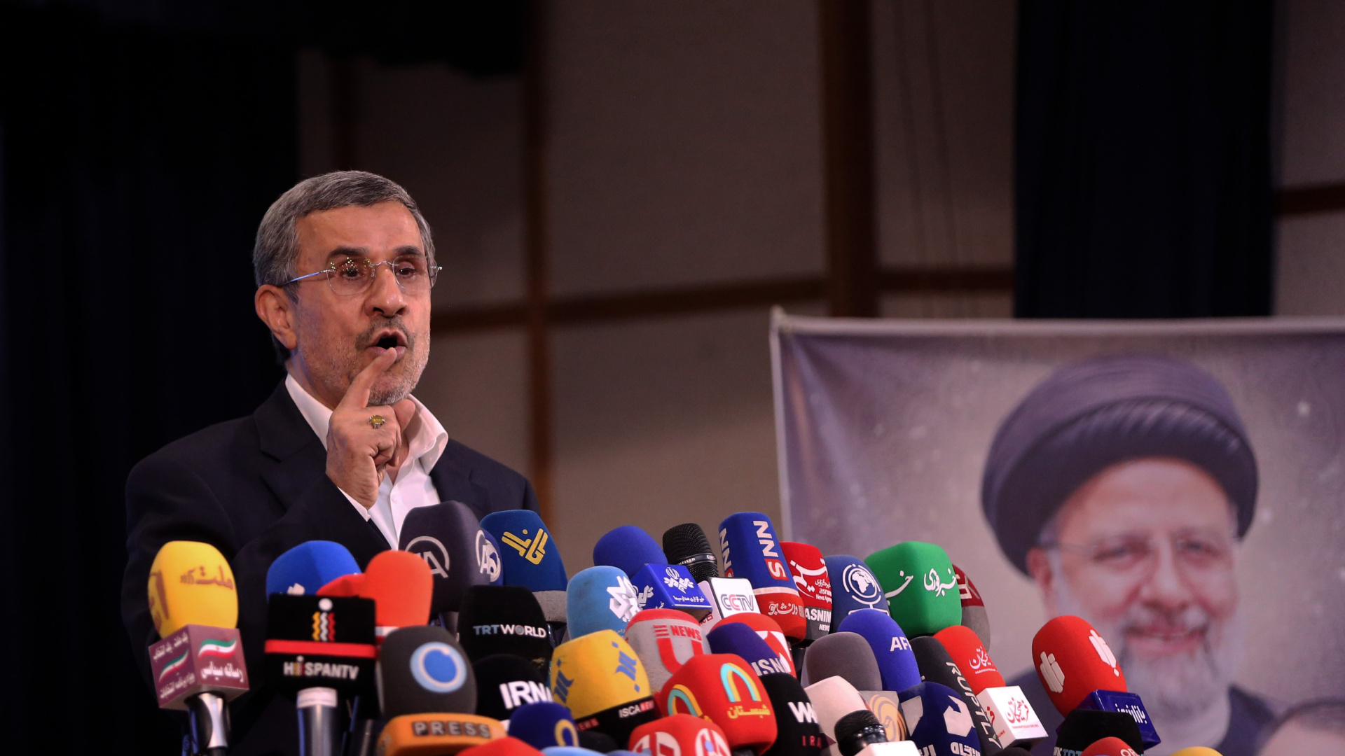 NYT iddia etti: ABD/İsrail saldırılarında İran'ın başına eski Cumhurbaşkanı Ahmedinejad'ın geçirilmesi hedeflendi | Dış Haberler