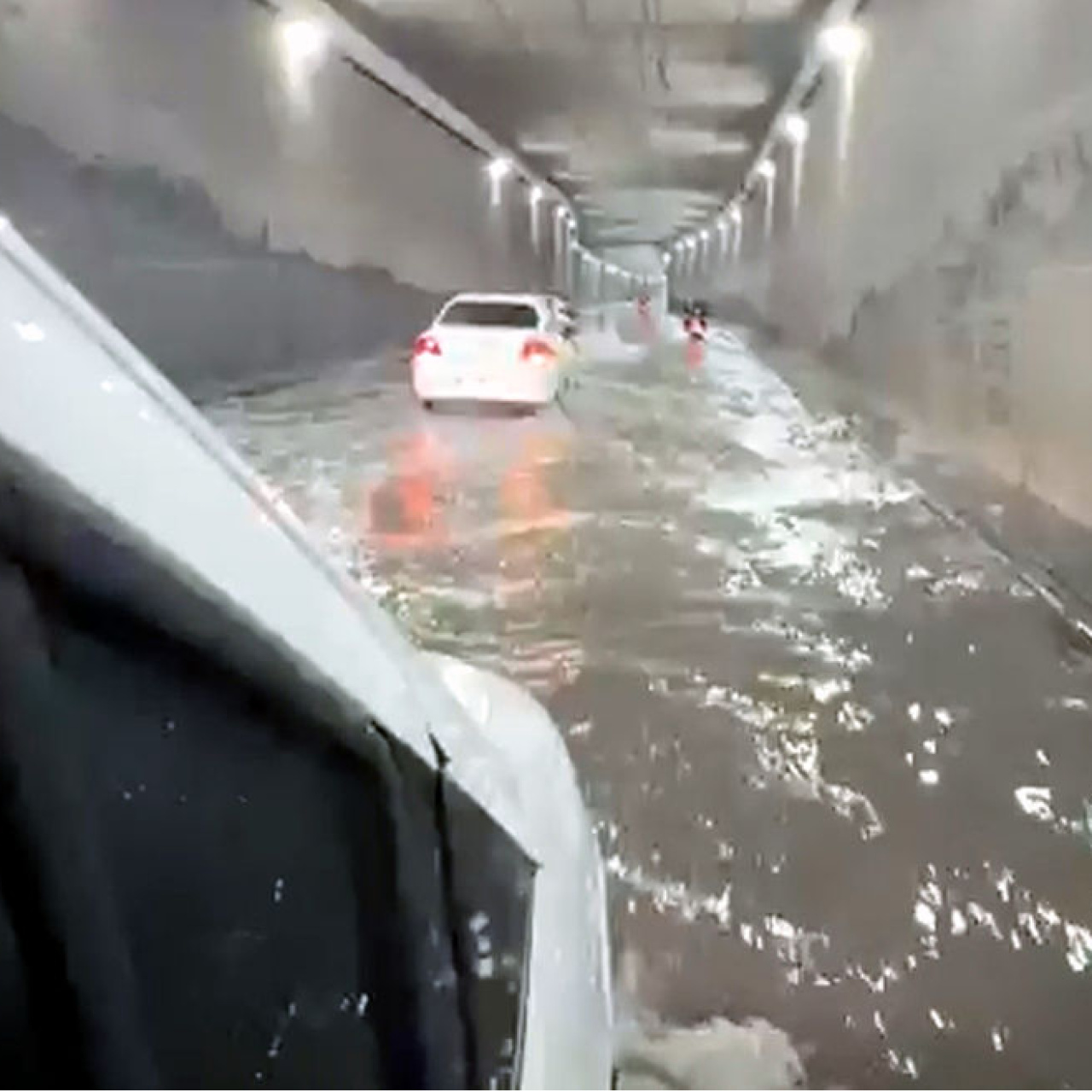 Adana'da yollar göle döndü