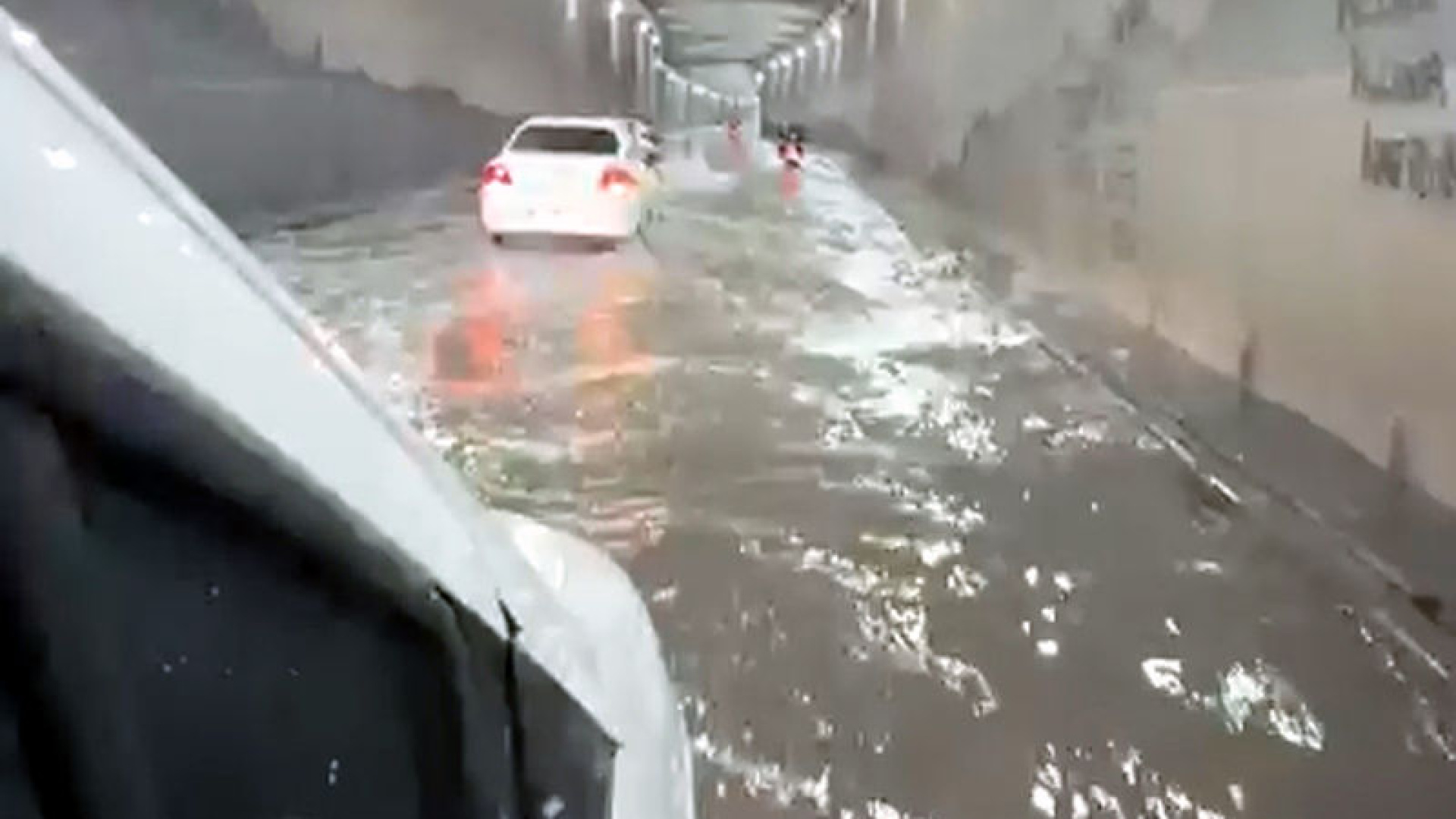 Adana'da sağanak yolları göle çevirdi, araçlar suda kaldı