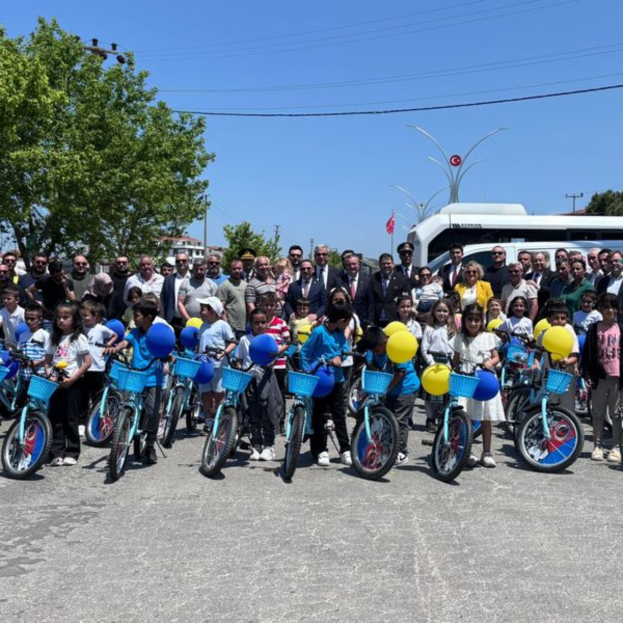 Biga'da öğrencilere bisiklet hediyesi