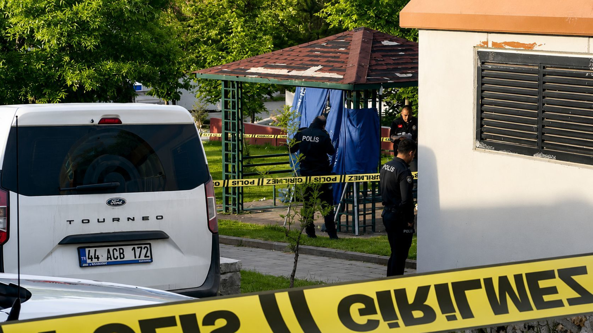 Malatya'da çocuk parkında asılı halde ölü bulunan genç kızın ölümü soruşturuluyor