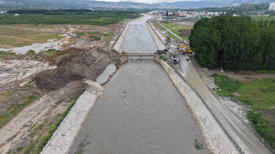 Taşkına karşı köprü yıkılıyor! Jandarmadan megafonlarla uyarı!