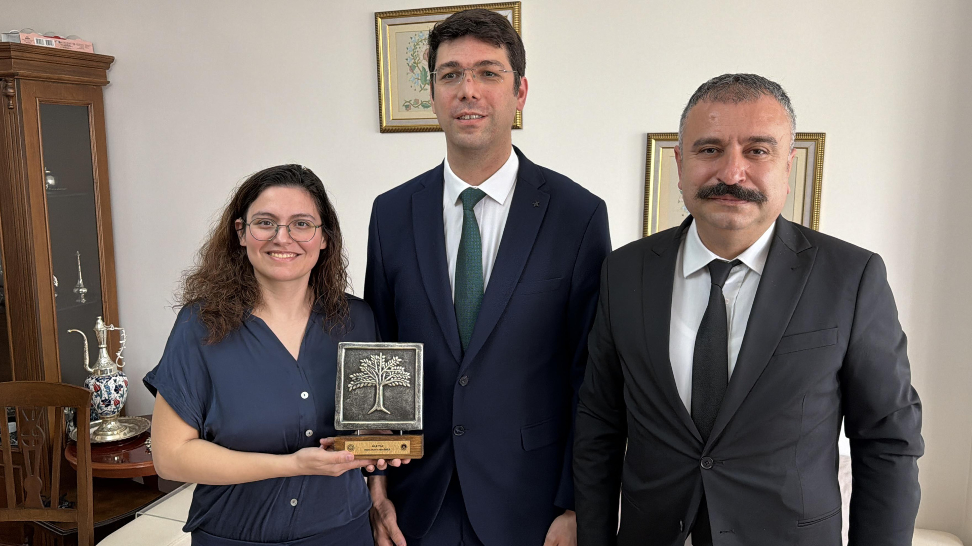 İşitme engelli Uyanık çifti yılın ailesi ödülünü aldı
