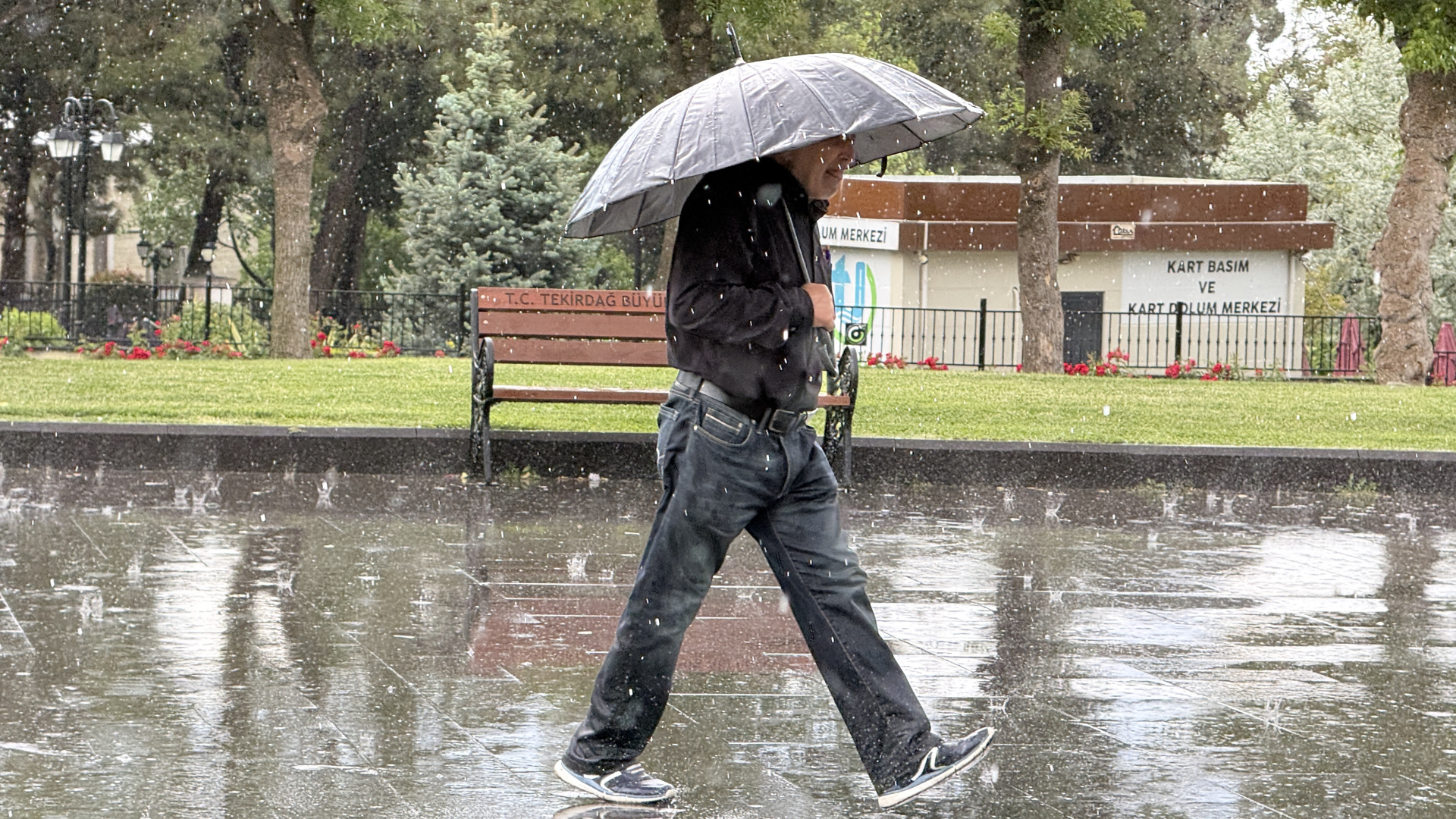 SON DAKİKA! Meteoroloji'den kuvvetli sağanak yağmur uyarısı! Sel ve su baskını tehlikesi Güncel hava durumu | Son dakika haberleri