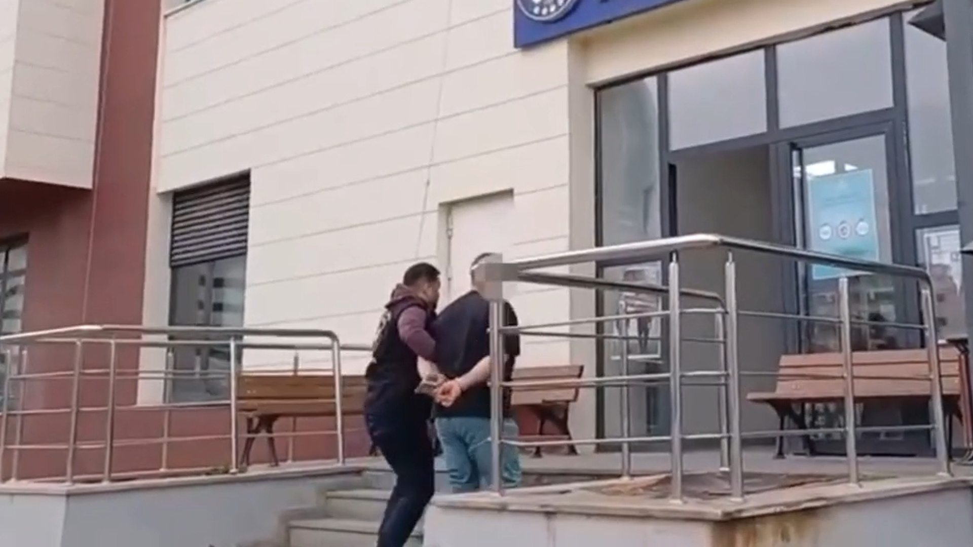 Son dakika: İzmir’de 96 adrese şafak operasyonu: 157 gözaltı