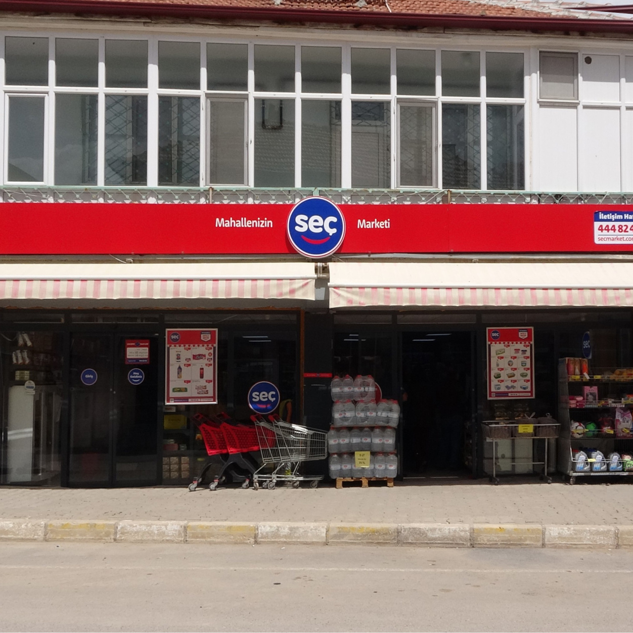 Baba-oğulun mahalle bakkalından markete uzanan 40 yıllık yolculuğu