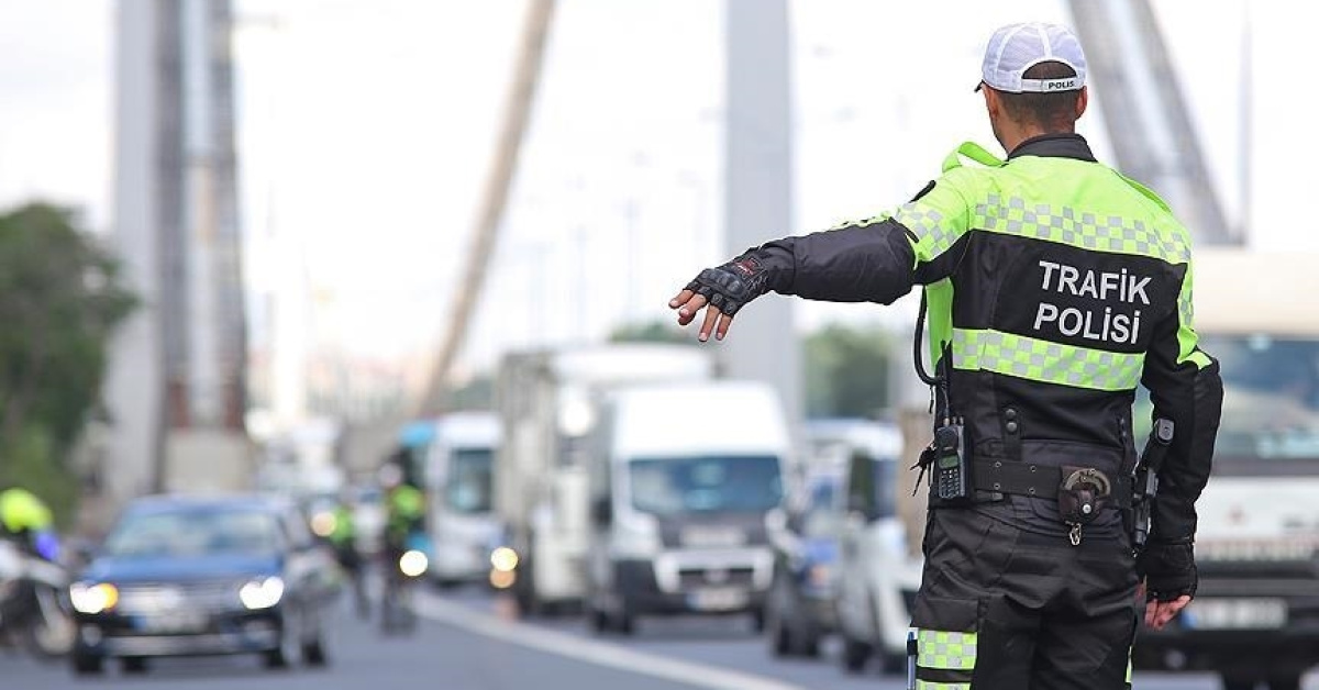 Araçlarda Bulundurulması Zorunlu Ekipmanlar ve Trafik Cezaları: 1246 TL Ceza Riski kapak görseli, soyut, yüz ve yazı yok