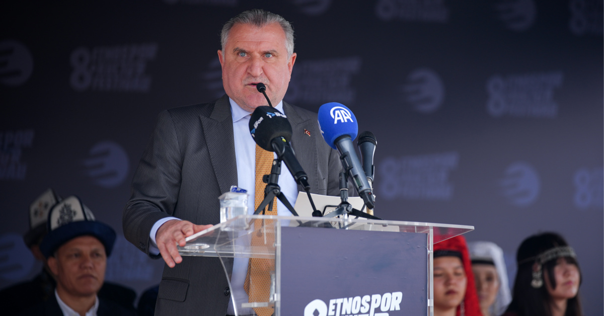 Gençlik Bakanı Osman Aşkın Bak festivale konuşuyor