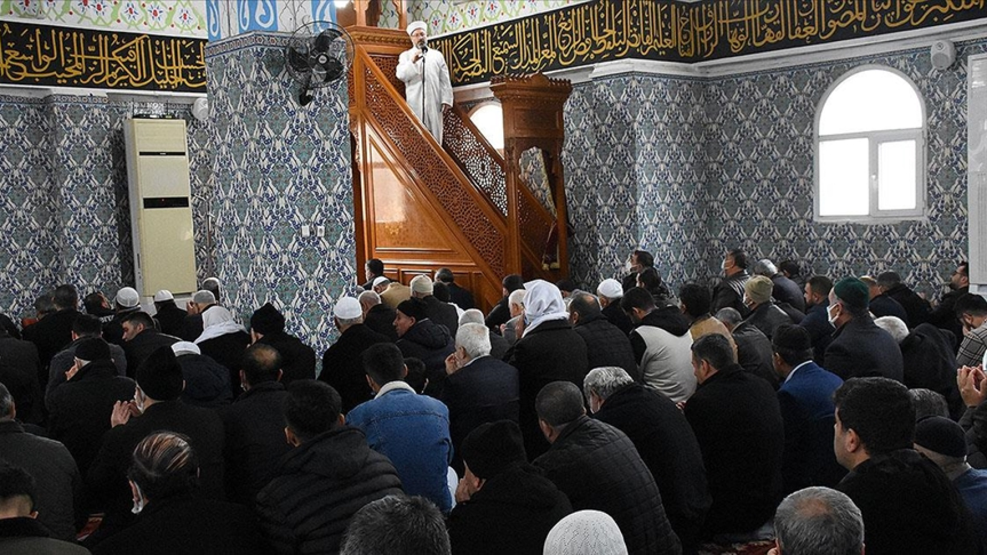 Bayram namazında hutbe okunur mu, dinlemek zorunlu mu? Detaylar