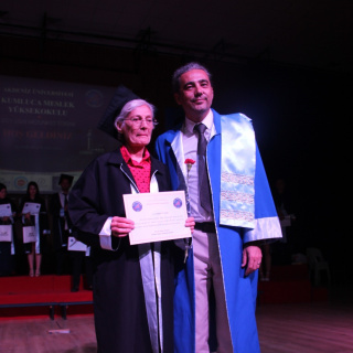70 yaşında yüksekokul bitirdi, diplomasını dekan oğlunun elinden aldı