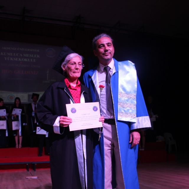 70 yaşında yüksekokul bitirdi, diplomasını dekan oğlunun elinden aldı