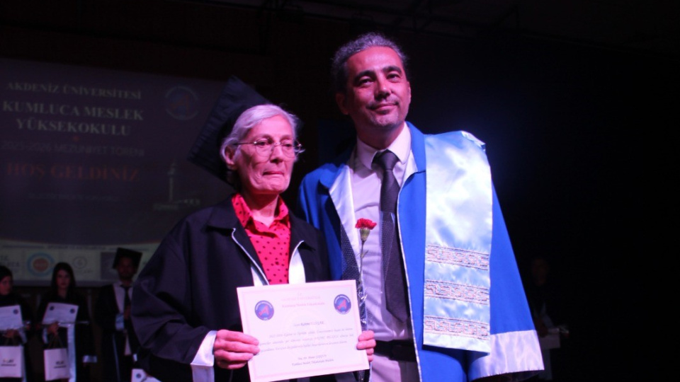 70 yaşında yüksekokul bitirdi, diplomasını dekan oğlunun elinden aldı