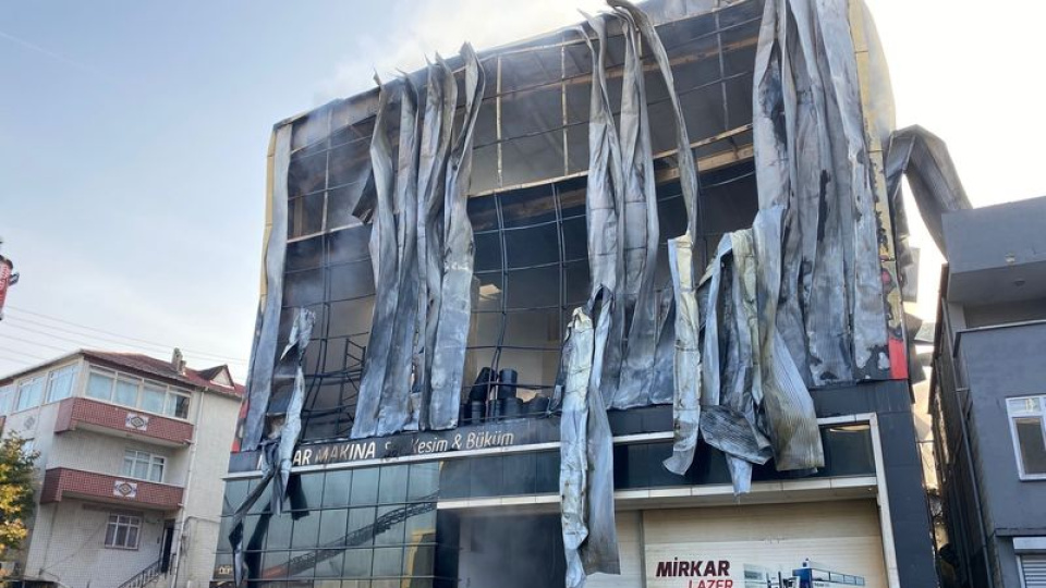 Kozmetik fabrikası yangınında 3 tahliye