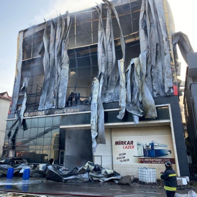 Kozmetik fabrikası yangınında 3 tahliye