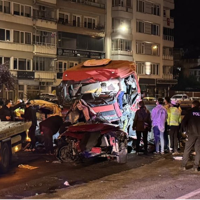 TIR iki otomobili biçti! 5 ölü, 6 yaralı