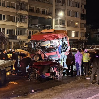 TIR iki otomobili biçti! 5 ölü, 6 yaralı