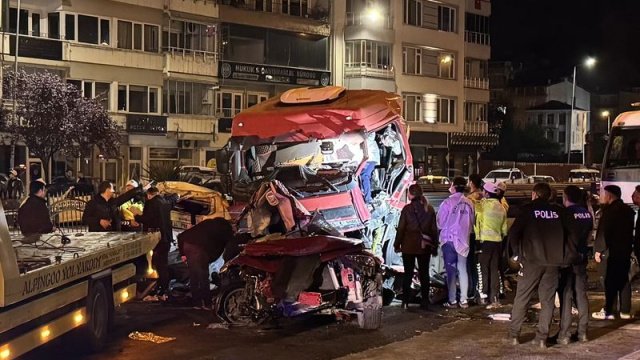 TIR iki otomobili biçti! 5 ölü, 6 yaralı