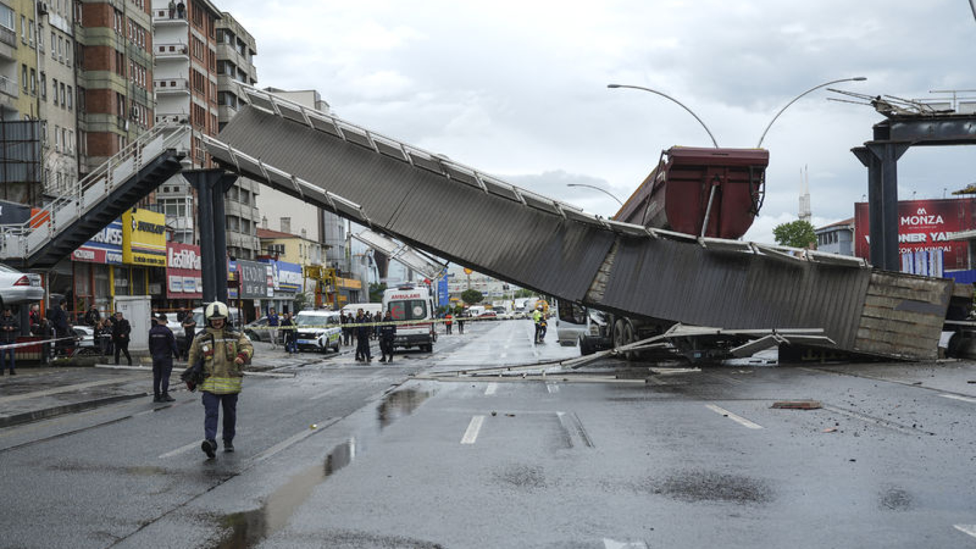 Ankara'da Damperi Açık TIR Üst Geçidi Yıktı: 3 Yaralı