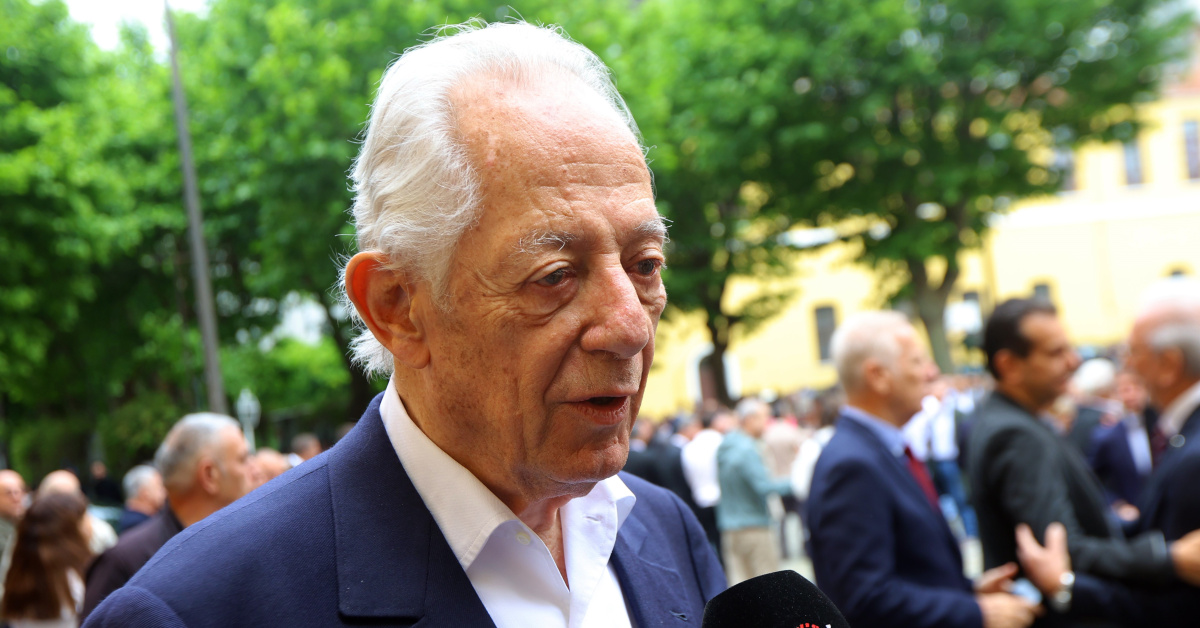 Galatasaray'ıneski başkanı Faruk Süren Dursun Özbek'edestek veriyor