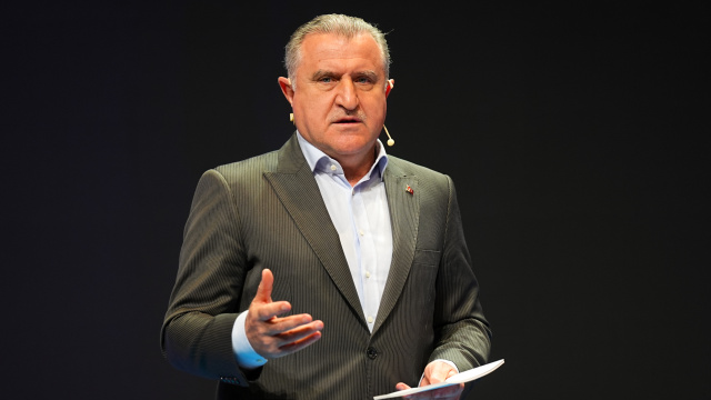 Bakan Bak'tan Dursun Özbek'e tebrik!