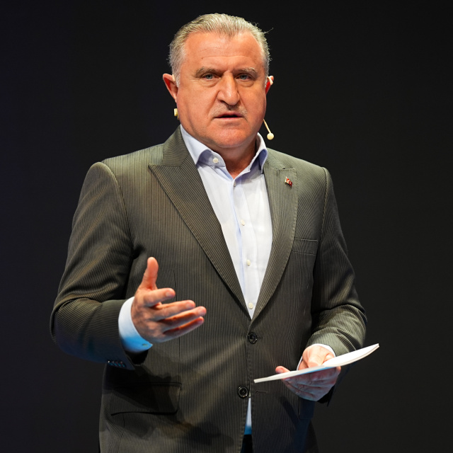 Bakan Bak'tan Dursun Özbek'e tebrik!