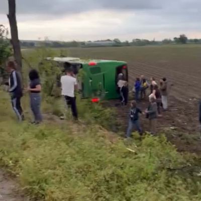 Otobüs tarlaya devrildi, yaralılar var!