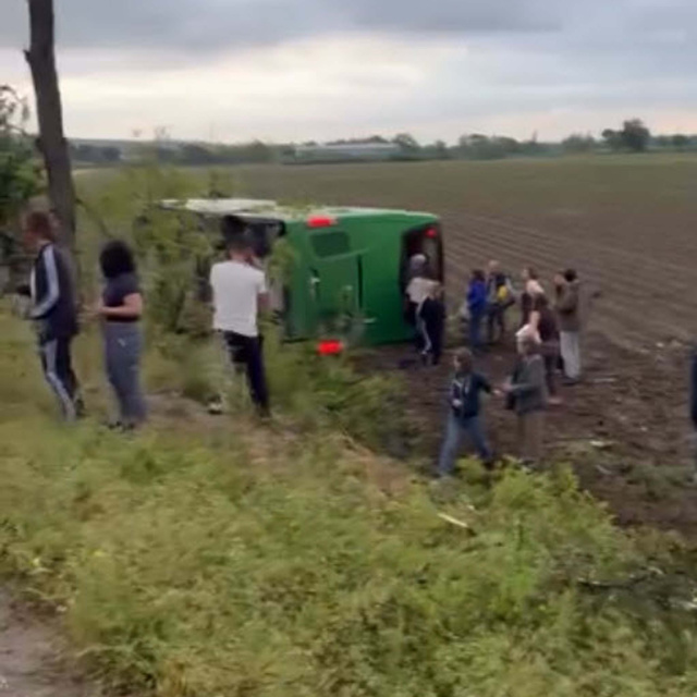 Otobüs tarlaya devrildi, yaralılar var!