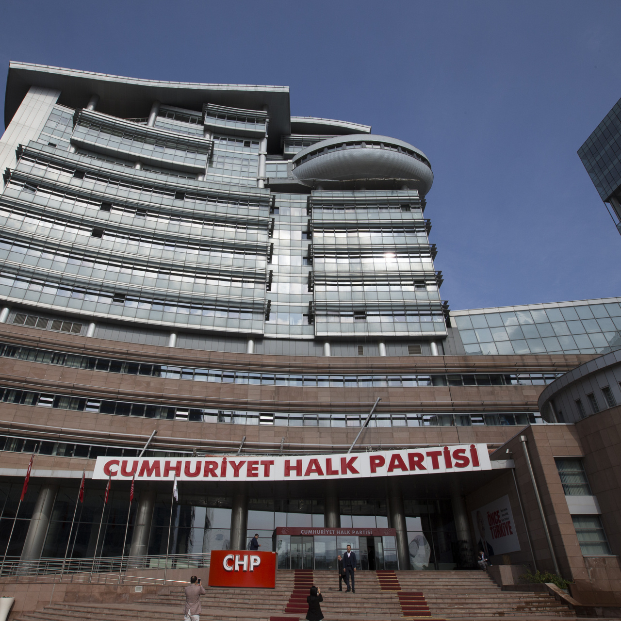 CHP'de Şimşekler Çarparken Yeni Bir Döneme Giriş