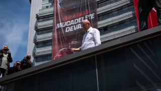 Tanal, hortumla kapı üzerine çıktı