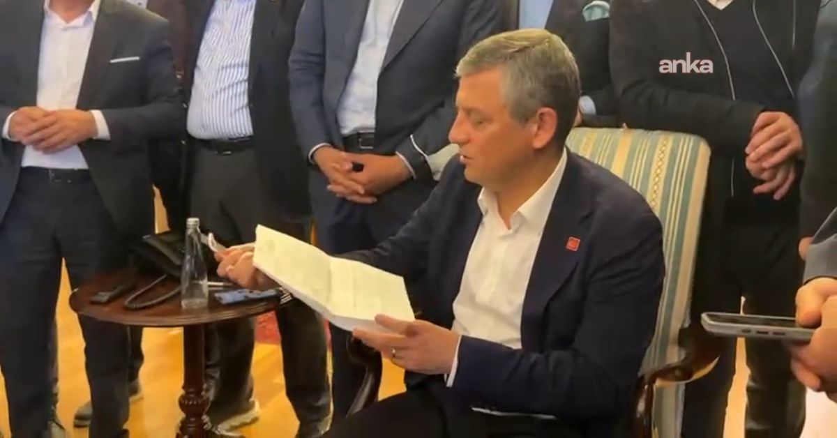 CHP Başkanı Özgür Özel icra tebligatını yırttı