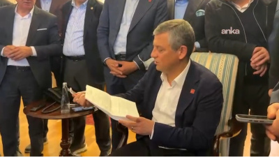 Özel'in icra tebligatını yırttığı anlar